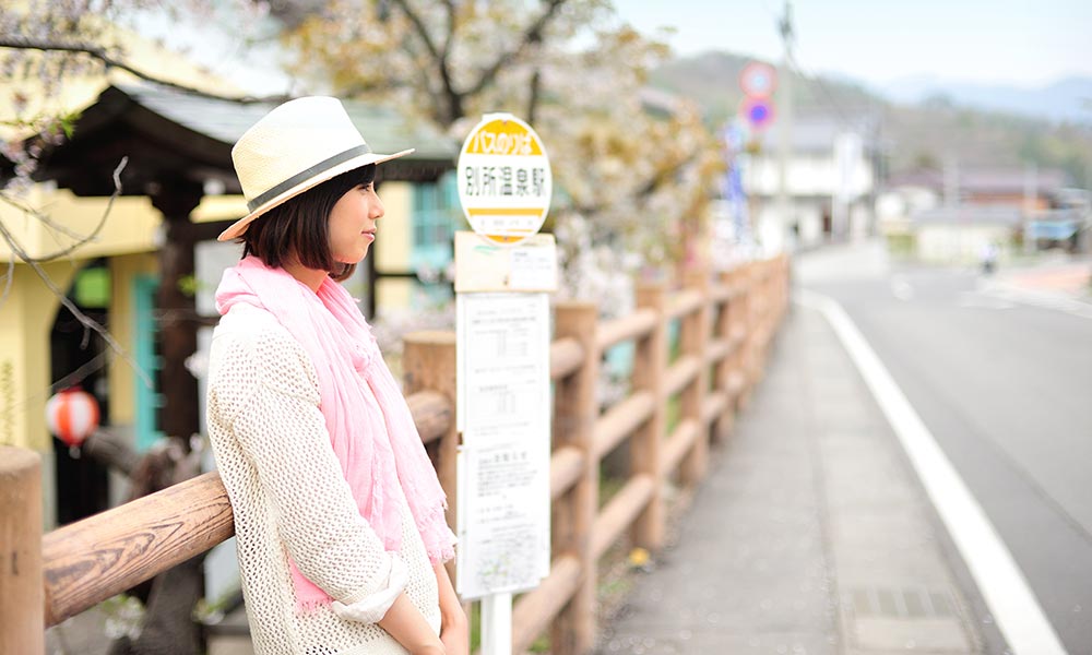 コーポレートメッセージ 'ひとりの旅の時を。'