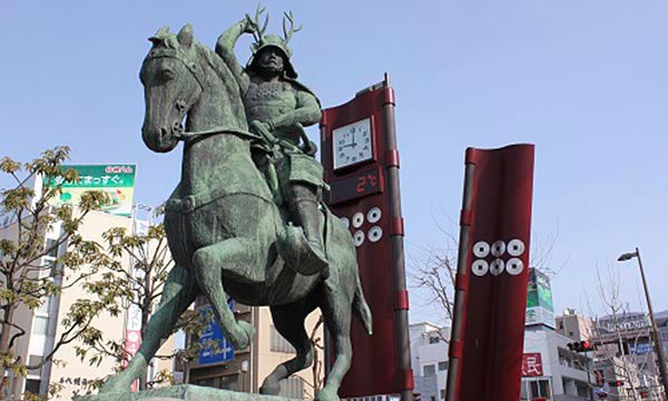 上田駅前の幸村像